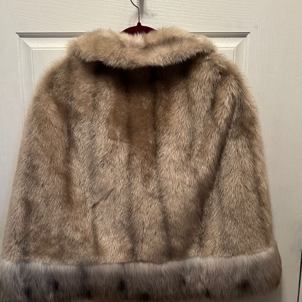 Elegant Vintage Faux Fur Cape - Cream and Gray - Picture 5 of 8